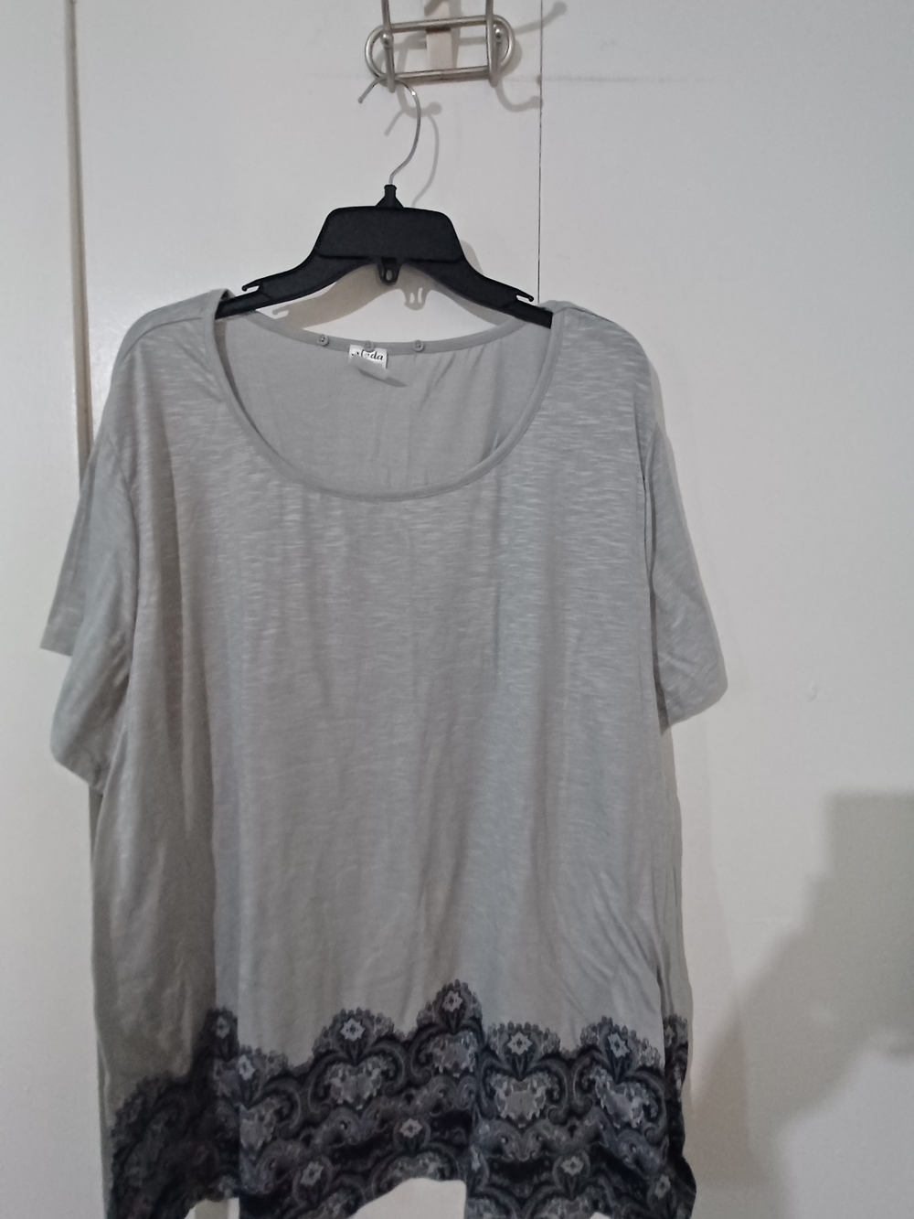 Moda Light Gray Scoop Neck Short Sleeve Top with Black Patterned Hem